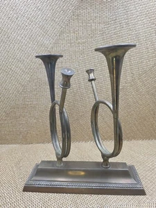 Vintage Metall Horn Kerzenhalter Herzstück Doppel Trompete Kerzenständer Messing Musik  - Bild 1 von 10