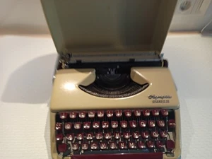 Schöne Alte Mechanische Olympia Schreibmaschine Splendid 33- mit Transportkoffer - Bild 1 von 7