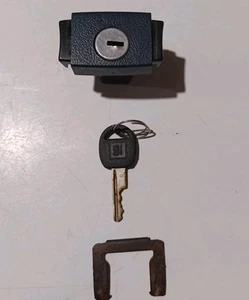 88-94 Chevy GMC Silverado Sierra K5 Blazer Suburban Console Latch W/ Key OEM - Picture 1 of 4