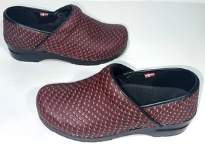 Sanita Burgundy Maroon Red Snakeskin Reptile Scale Textured Clogs Shoes 38 7 NEW - Picture 1 of 11