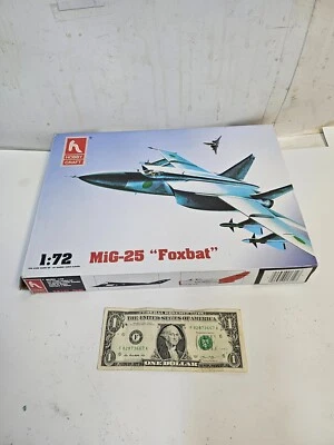 Hobby Craft MiG-25 “Foxbat” 1/72 HC1312 Model Airplane, Complete,No Decals - Image 1 of 3