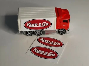 Kum & Go - 2er Set Aufkleber - passend für Hot Wheels Hiway Hauler Trailer - Custom Trailer - Bild 1 von 3