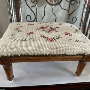 Antiker Holz Fußhocker Ottomane mit bestickter Spitze Nadelspitze Blumen Floral - Bild 1 von 9