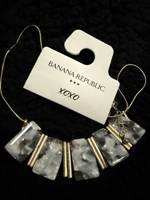 Collar Banana Republic XOXO Mármol Blanco y Negro Tono Dorado Pieza Distintiva Foto 1 de 4