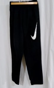 Pantaloni da jogging Nike Dri Fit da ragazzo neri con grande swoosh maculato - taglia XL giovani - Foto 1 di 7