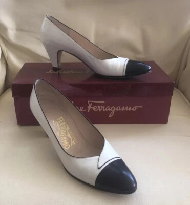 VINTAGE WOMENS SALVATORE FERRAGAMO WHITE NAVY LEATHER PUMPS 7AAAA - Image 1 of 4