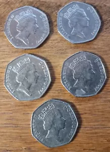 UK 5 X 1997 50 PENCE COINS-Have been circulated- Still nice coins - Foto 1 di 2