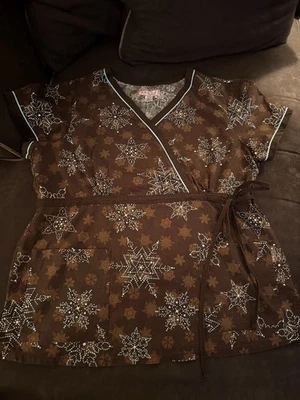 Blusa Médica Usada en Excelente Condición Vacaciones de Invierno Navidad Copo de Nieve Talla XL Con Corbata Delantera Foto 1 de 4