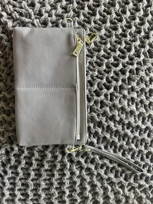 Muñequera gris con múltiples bolsillos, cremalleras, herrajes dorados Foto 1 de 4