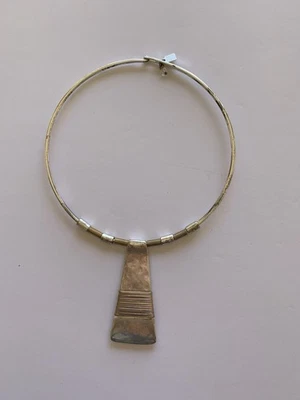 "Collar vintage RLM Soho tono plateado 16"" con detalles de envoltura de alambre de latón y colgante piramidal" Foto 1 de 4