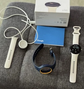 Google Pixel Watch Active Band 1st Gen GQF4C-Android (Chalk) Excellent Cond. - Zdjęcie 1 z 6
