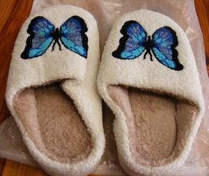 ZAPATILLAS BLANCAS DIFUSAS INTERIORES/EXTERIORES DAMAS CON MARIPOSA COLORIDA - Imagen 1 de 3