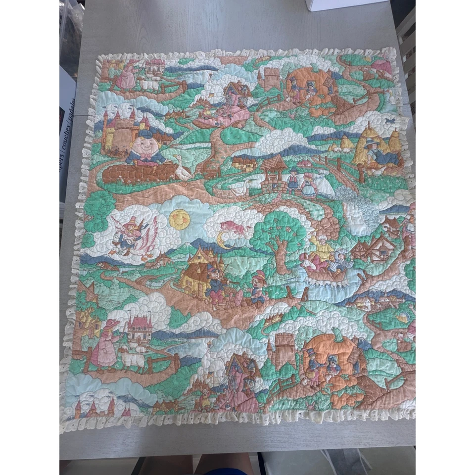 Edredón de bebé vintage hecho a mano con rimas infantiles  Foto 1 de 4