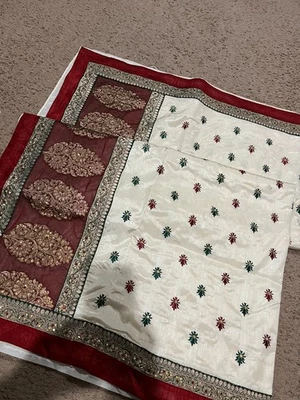 Sari de seda arte blanco con bordado Zari rojo y lentejuelas trabajo Pallu Foto 1 de 4