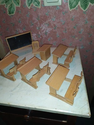 Altes Zubehör Pult Schulbank Tafel Schule-Kaufladen-Puppenhaus-Puppenstube  - Bild 1 von 2