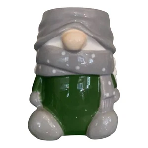 Taza de cerámica Pottery Barn Gnomo Gnomette figura navideña caprichosa - suéter verde - Imagen 1 de 7