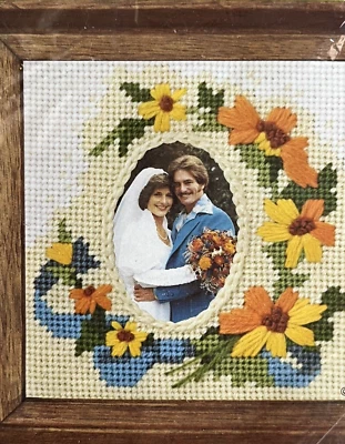 Marco de fotos bordado a punta de aguja Jiffy de colección años 70 margaritas amarillas nuevo sellado Foto 1 de 3