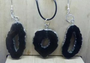 Precioso juego de pendientes y colgantes de diseño de geoda de resina hechos a mano - Imagen 1 de 1