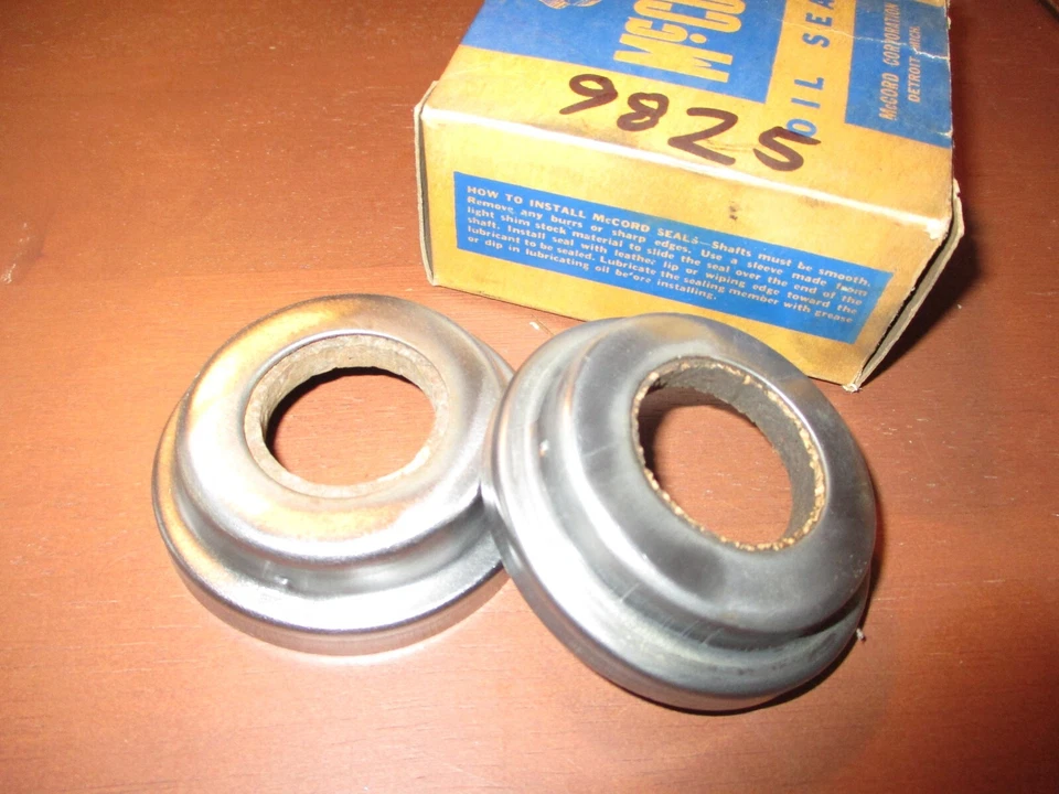 1932 + CHEVROLET + Car & 1/2 Ton Truck + Rear Wheel Inner Seals + NOS Foto 1 de 1