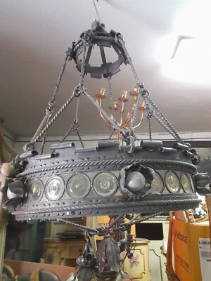 LAMPADARIO FERRO DA CASTELLO STILE GOTICO - FERRI A TORCIGLIONI - VETRI COLORATI - Immagine 1 di 4