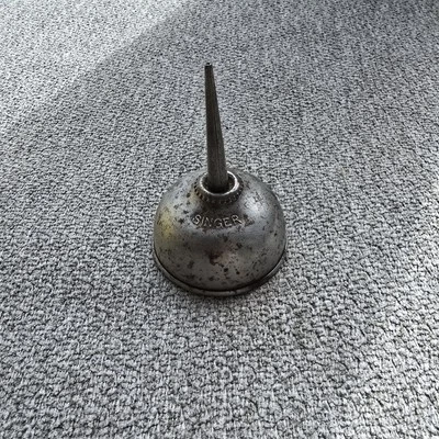 Burette Singer Machine A Coudre Ancienne Bon Etat - Photo 1/3