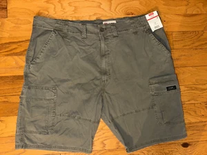NUEVO CON ETIQUETAS PANTALONES CORTOS CARGO WRANGLER PARA HOMBRE OLIVA CINCO ESTRELLAS PREMIUM AJUSTE RELAJADO FLEX Talla 44X10 - Imagen 1 de 5