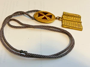 INSIGNIA DE BIBLIA MASÓNICA DE ORGANIZACIÓN FRATERNAL DE COLECCIÓN EN CORDÓN - Imagen 1 de 5