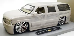 Jada 1/18 Scale Diecast 63152 - Chevrolet Suburban - White - Foto 1 di 5