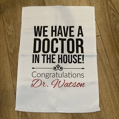 Dr Watson “Tenemos un médico en la casa” Felicitaciones Jardín Bandera Foto 1 de 4