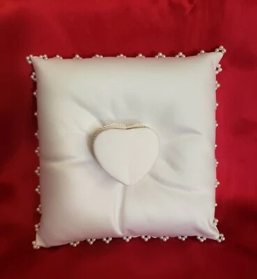 Travesseiro de casamento Hortense Hewitt com caixa de coração - NOVO - Branco - Imagem 1 de 4