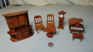 HOLZ MINIATUR PUPPENHAUS STALL TISCH & STÜHLE KLAVIER UHR - Bild 1 von 10