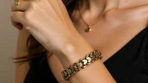 Vintage  Chunky Byzantine Style Gold Tone Chain Heart Link Bracelet Safety Chain - Picture 1 of 13