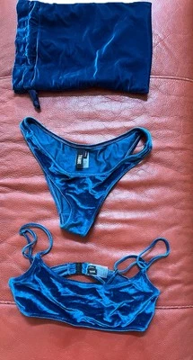 JUEGO BIKINI TRIÁNGULO SEMINUEVO TOP PEQUEÑO E INFERIOR XS Foto 1 de 4