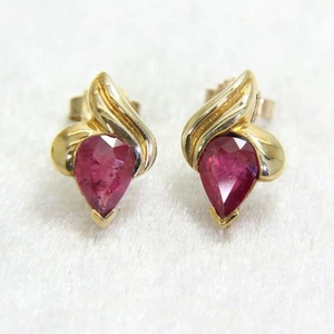 Aretes de oro amarillo de 9 quilates con corazón de rubí natural - Imagen 1 de 6