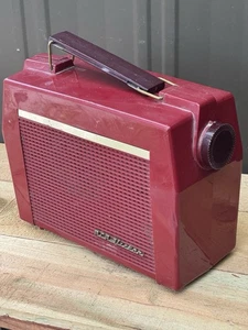 RADIO VINTAGE ROSSA RCA VICTOR MIDCENTURY MCM anni 50 si accende solo per parti di ricambio - Foto 1 di 14