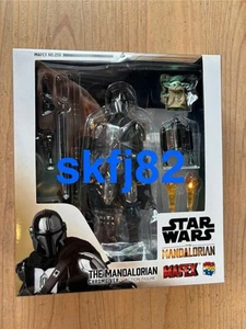 MAFEX No.256 THE MANDALORIAN CHROME Ver. STAR WARS CELEBRATION JAPAN 2025 - Picture 1 of 7