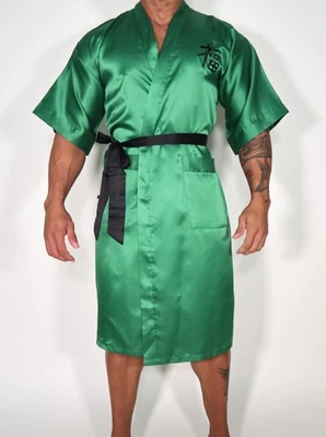 NOVO ROUPÃO MASCULINO DE CETIM VERDE (COM CINTO PRETO) TAMANHO PEQUENO. - Imagem 1 de 4