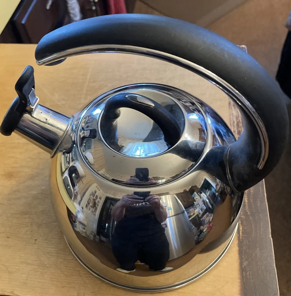 Tetera TRAMONTINA 18/10 acero inoxidable 2 cuartos con mango negro en muy buena condición Foto 1 de 3