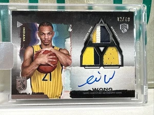 2023-24 Topps Three 3 Auto Isaiah Wong (orizzontale) #127 Rookie Patch RC/49 - Foto 1 di 5