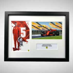 Sebastian Vettel signierte Fahrerkarte gerahmt & Foto von Seb in seinem Ferrari - Bild 1 von 5