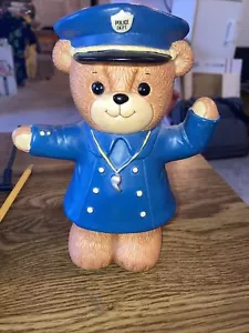 Banco de monedas Lucy and Me Bear “Oficial de policía” 1985, Lucy Rigg, Enesco, Corea 7"T - Imagen 1 de 7