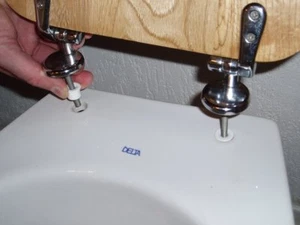 WC Sitz STOP stabile Deckel Befestigung sicher rutschfest Keramik Klosett Sitzbe - Bild 1 von 4