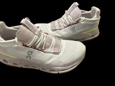 Кроссовки беговые женские ON Cloud Cloudnova белые/фиолетовые/желтые размер 11 - Изображение 1 из 4