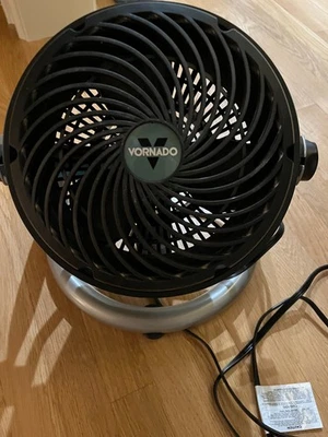 Circulador de aire pequeño de alta resistencia Vornado EXO51 Foto 1 de 2