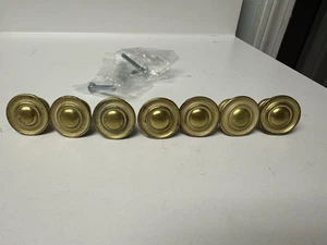Lotto vintage di 7 pomelli a strappo per cassetti in ottone rotondi, diametro 1" - Foto 1 di 6