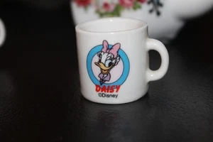 Taza pequeña Disney - Pato Margarita - Coleccionarlos todos - 1,25 pulgadas de alto - Imagen 1 de 2