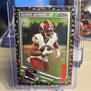 2025 Score - Olamide Zaccheaus #60 Candy Parallel /99 Rookie Chicago Bears - Bild 1 von 2