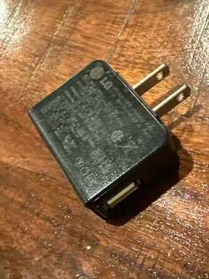 Cargador adaptador de viaje de pared USB LG STA-U17WT 5.1V 0.7A AC 5.1 V U17WR fabricante original Foto 1 de 4
