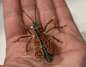 Vintage Possibilmente Ceco? Fly, Spilla Insetto in Ottone con Perlina di Vetro Blu, Smalto Rosso - Foto 1 di 15