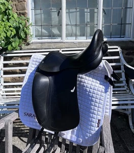 17" breiter (+2) Equipe Emporio Monoflap Dressursattel - Schwarz - Bild 1 von 5